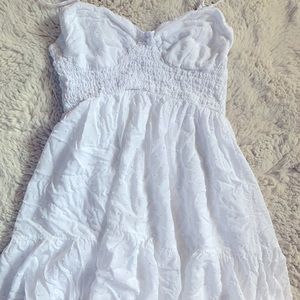 Beautiful white dress with tieable shoulder straps.